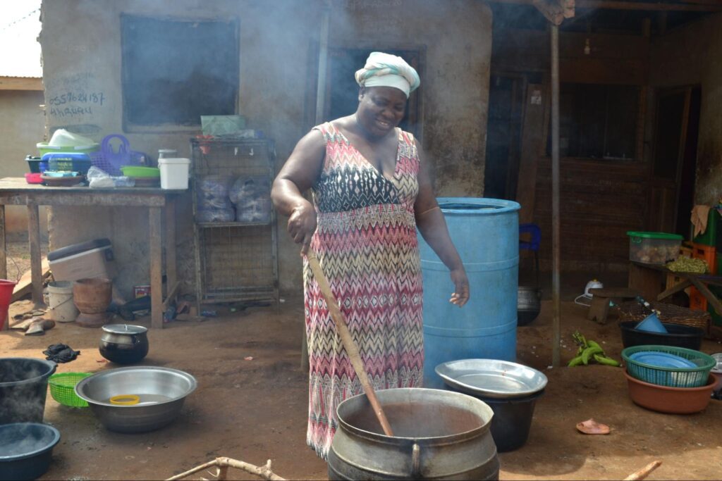 ACEの活動地域で学校の給食を作っている女性